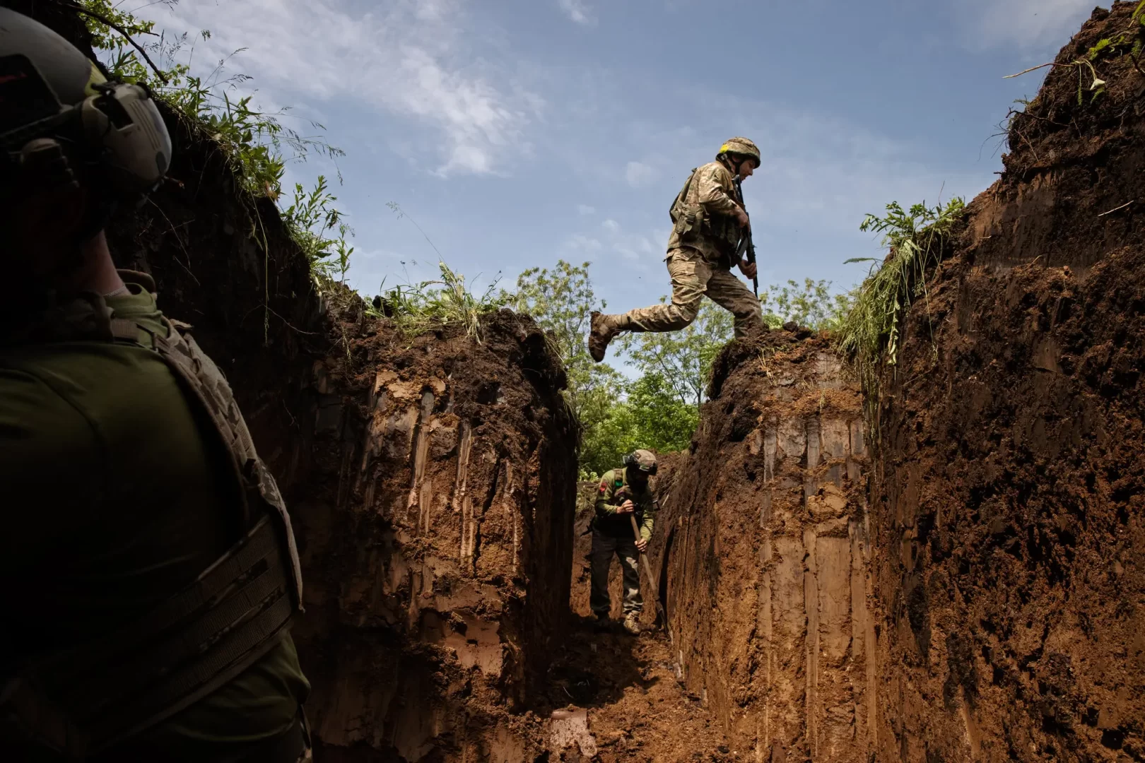 Українські військові будують окопи в Донецькій області на сході України в травні
